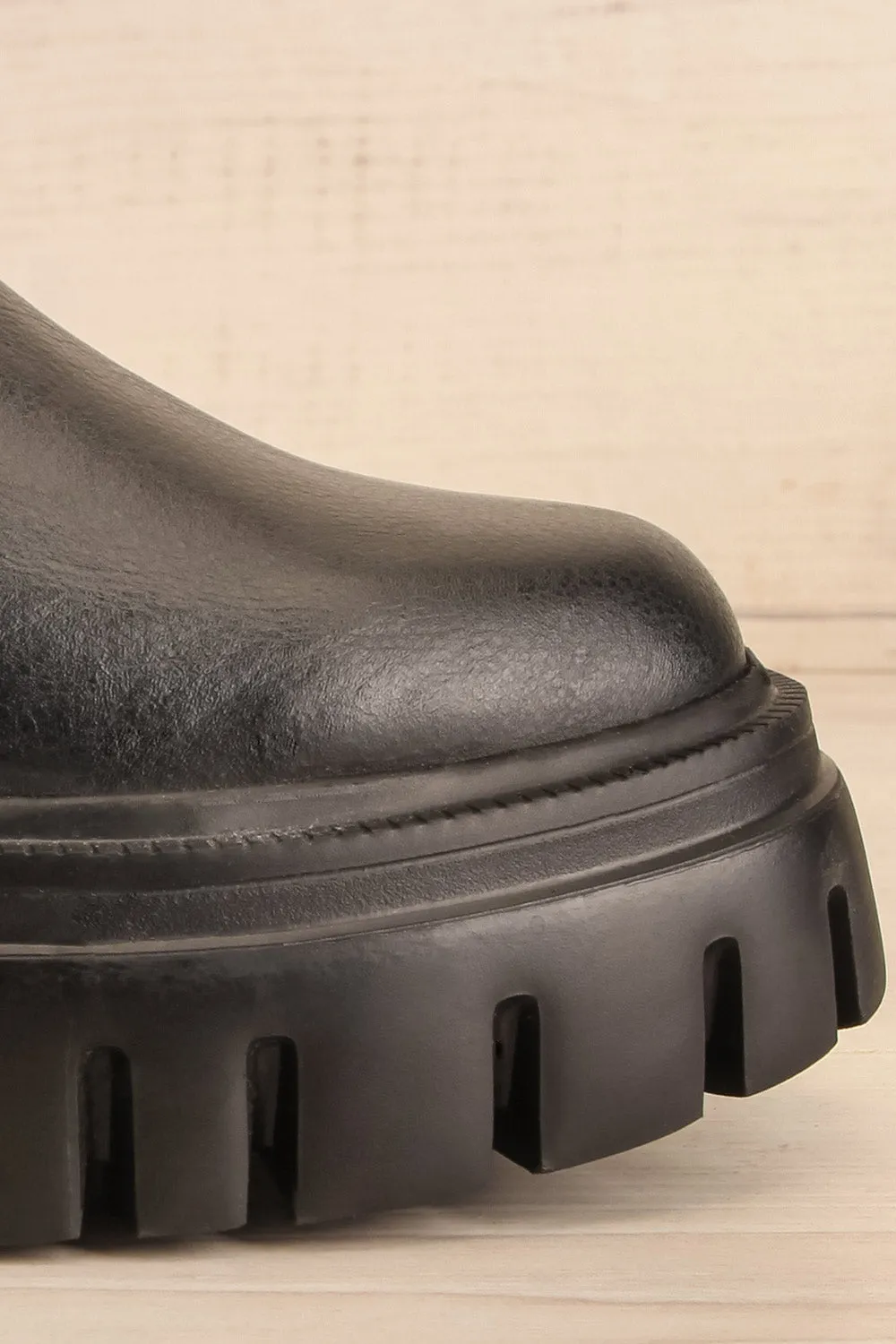 Agora Black | Cleated Chelsea Boots