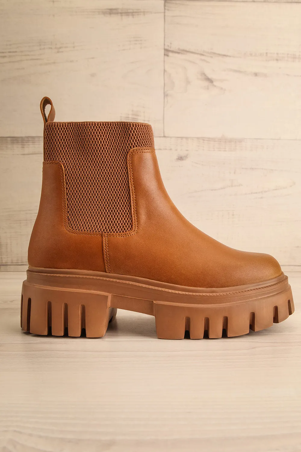 Agora Caramel | Cleated Chelsea Boots