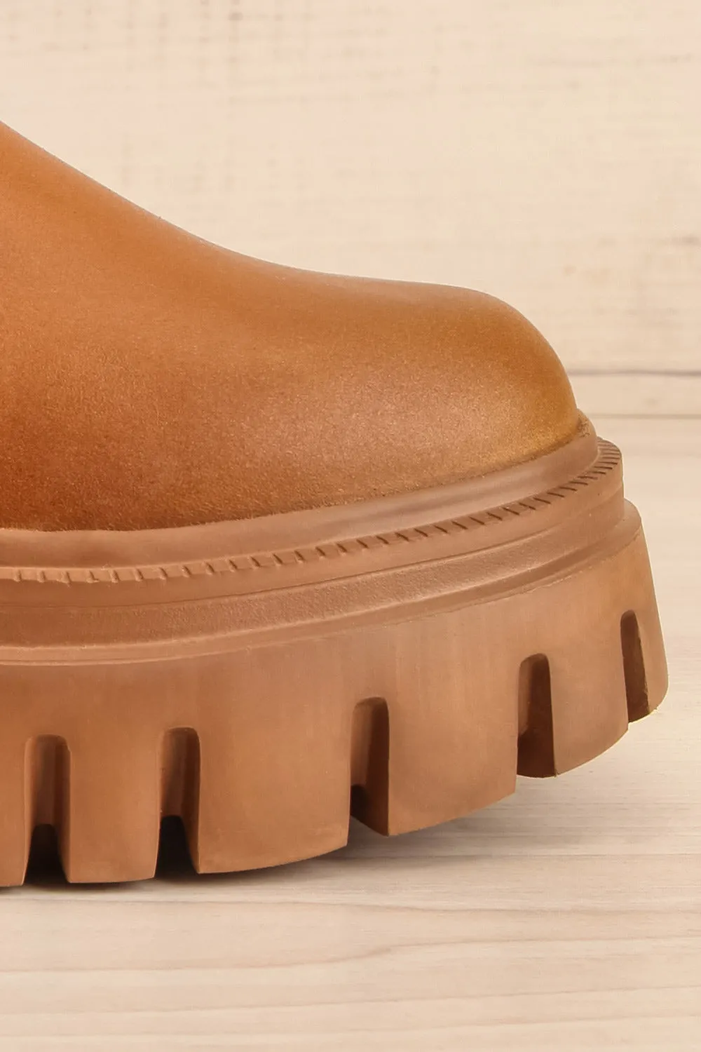 Agora Caramel | Cleated Chelsea Boots