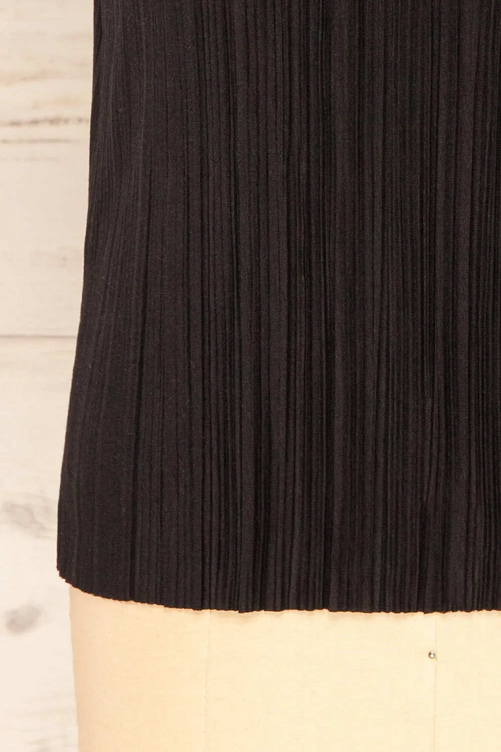 Fuyang Black | Sleeveless Pleated Top