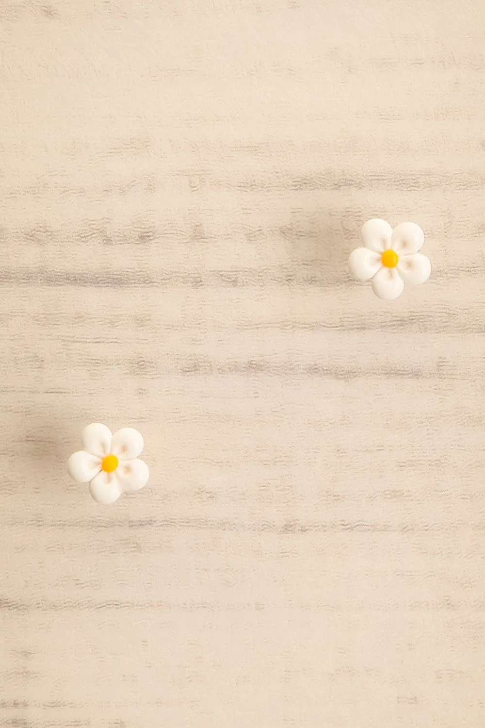 Margie | White Flower Earrings