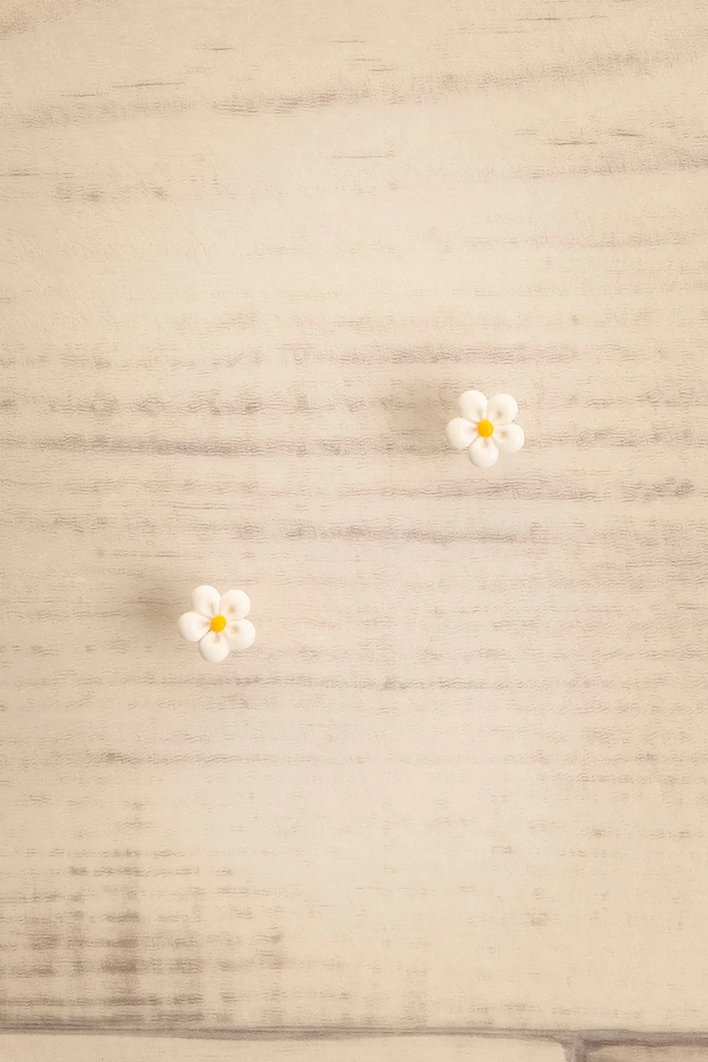 Margie | White Flower Earrings