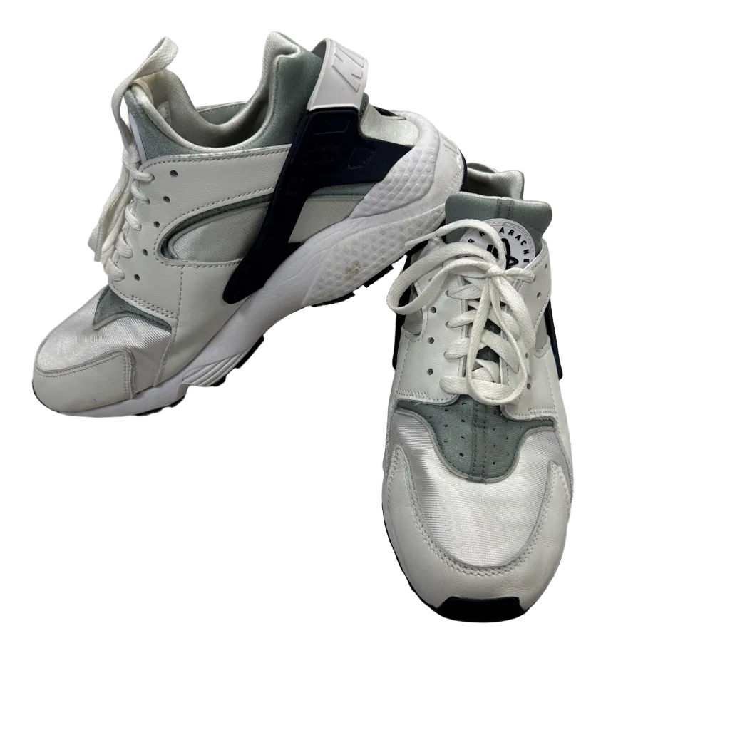 Shoes Athletic By Nike  Size: 10.5
