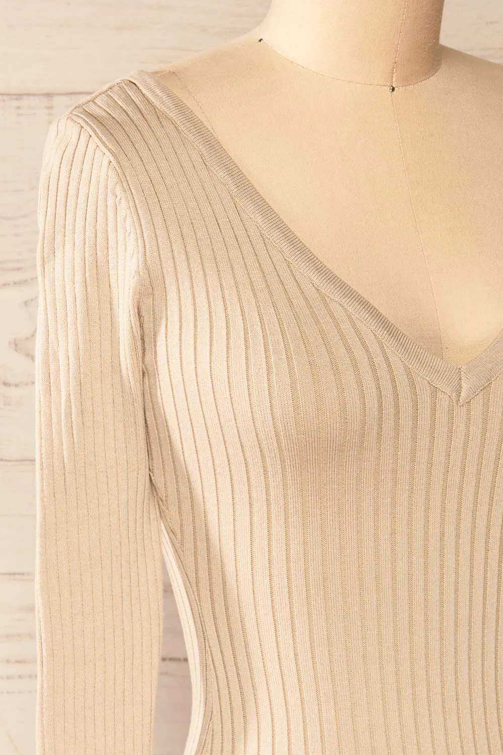 Vantaa Beige | Ribbed V-Neck Top