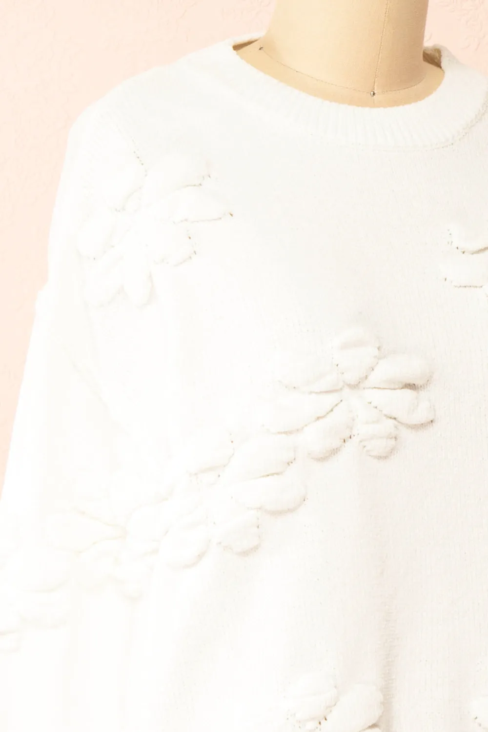 Vitis White | Sweater w/ 3D Floral Embroidery